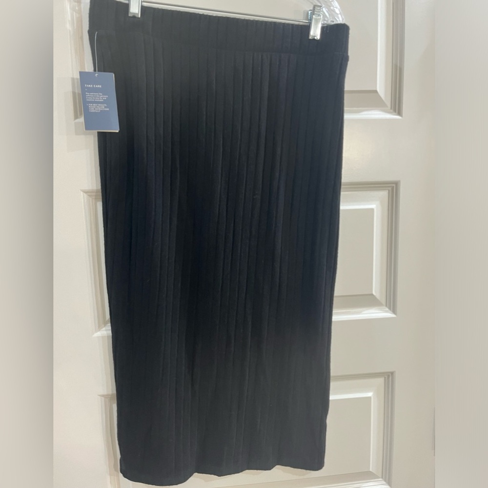 Black Universal Thread Skirt